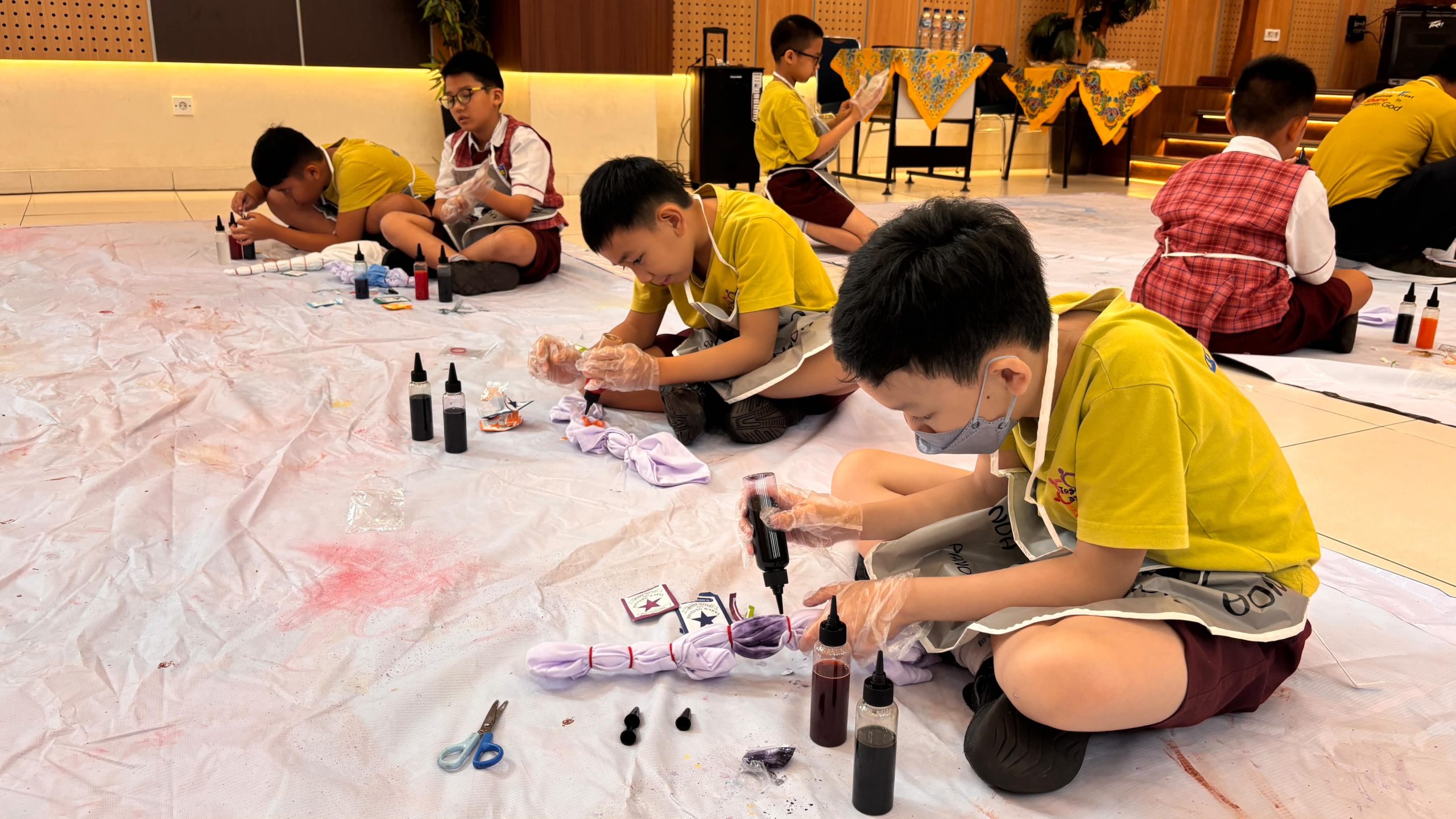 Prakarya Indonesia Gelar Kegiatan Membatik Kaos Tie Dye Bersama SDK PENABUR