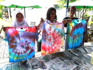 Cara membuat kaos tie dye