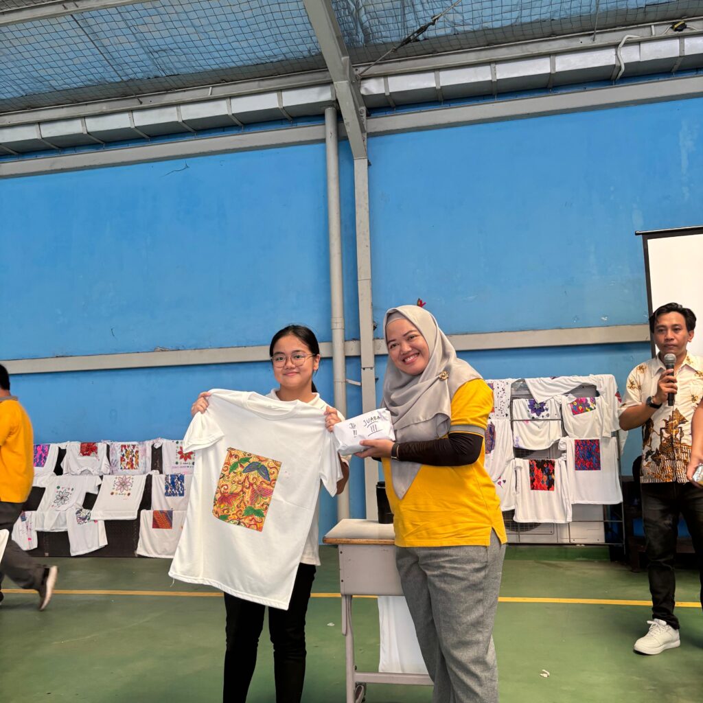 Perlengkapan membatik di kaos siswa sd smp