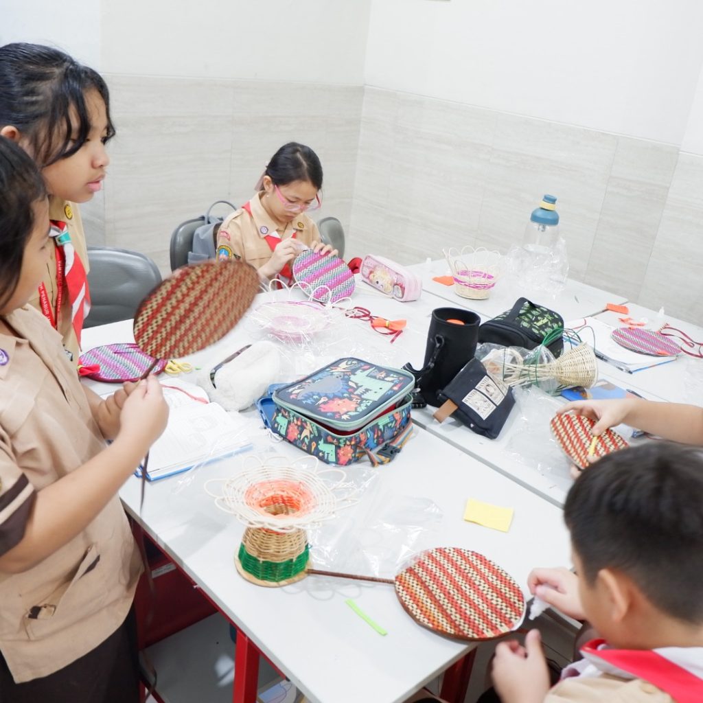 Kerajinan Prakarya P5 dari Serat Pandan